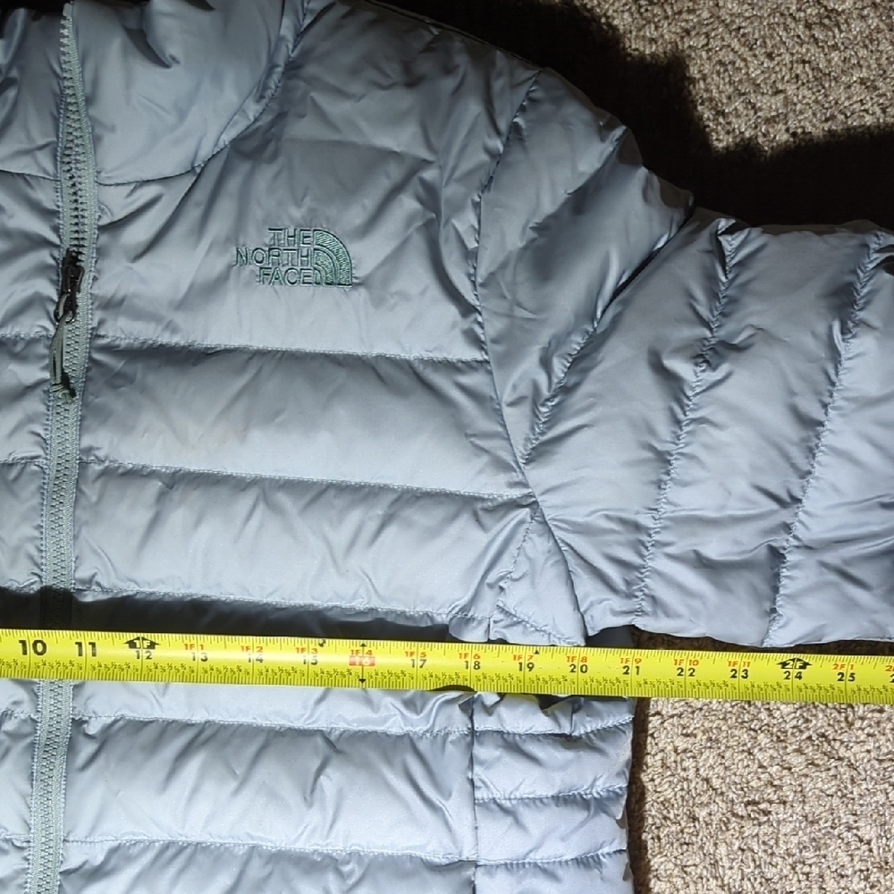 The North Face Women's Light Gray Puffer Jacket - Picture 14 of 16